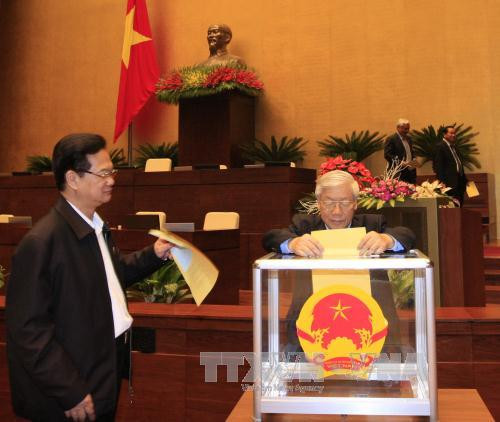  阮富仲、阮晋勇参加投票。