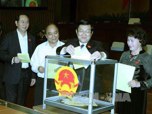  阮氏金银、张晋创、陈大光、阮春福等领导参加投票。