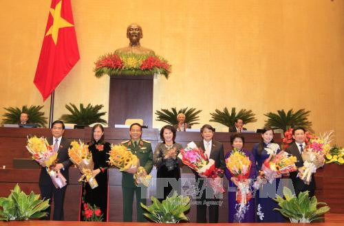  越南国会主席阮氏金银向新任国会各委员会新主任送鲜花表示祝贺。