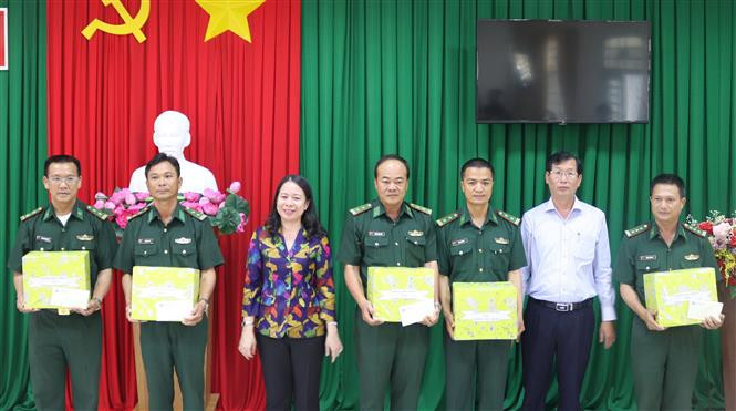 安江省委书记武氏映春向边境地区执行防疫工作的干部战士赠送慰问品。图自越通社