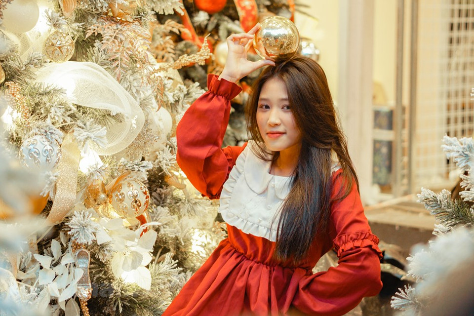 由于现在前来购物的人还不多，因此年轻朋友还有很多拍照空间。图自越通社