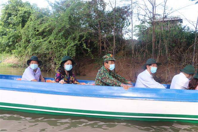 安江省委书记武氏映春在安富县边境地区防疫工作进行实地考察。图自越通社