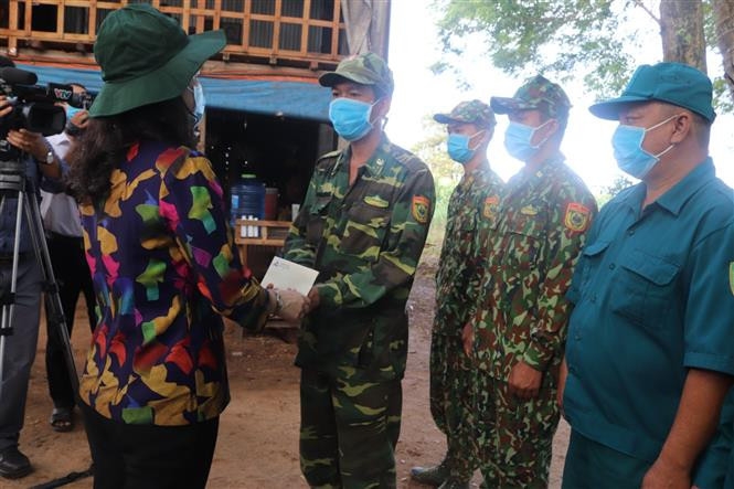 安江省委书记武氏映春探望慰问安江省安富县富会乡执行防疫任务的干部战士们。图自越通社