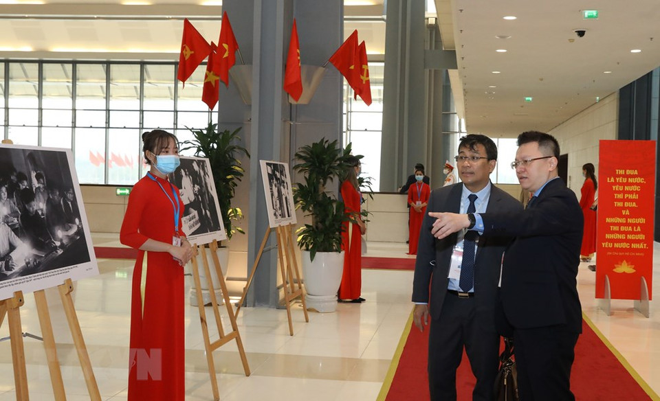 越南通讯社领导介绍越通社在大会上所展示的资料图。图自越通社