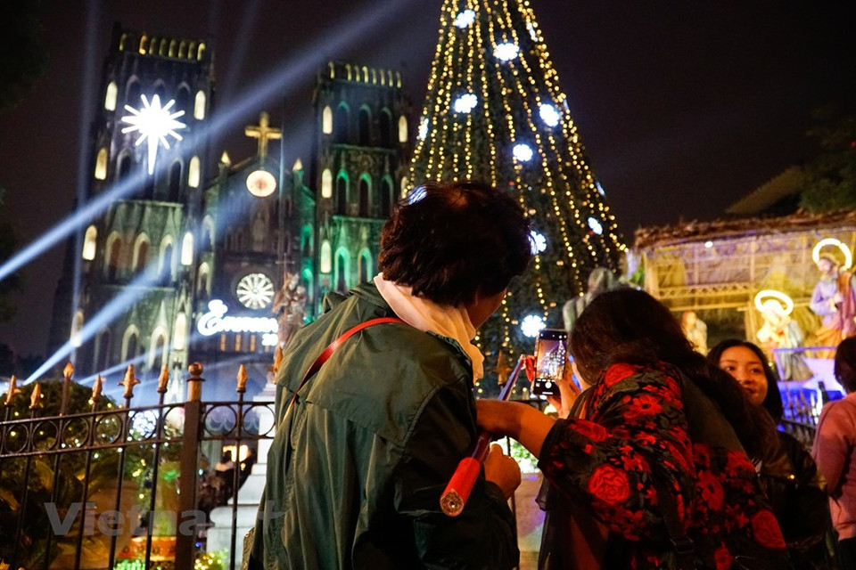 圣诞节从12月24日晚上开始，庆祝圣诞节的各项礼仪于12月25日举行。图自越通社