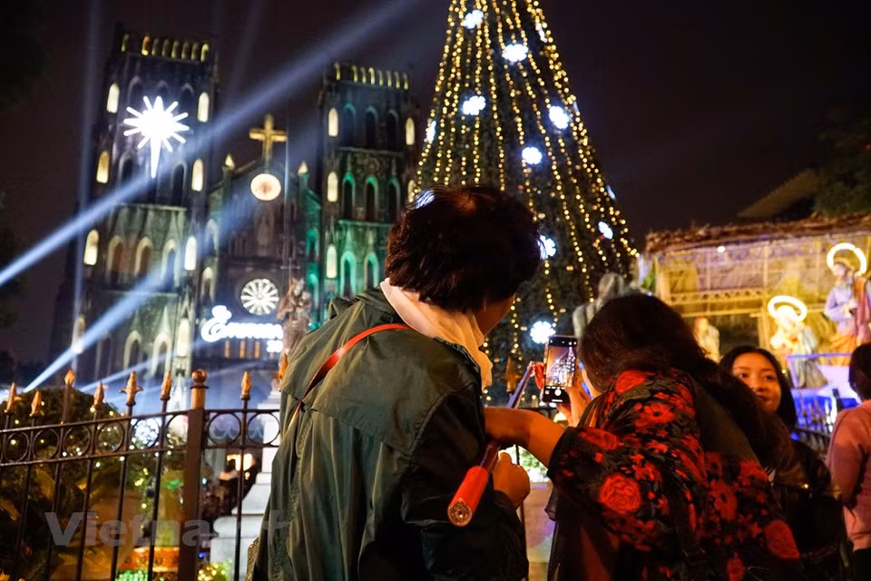 圣诞节从12月24日晚上开始，庆祝圣诞节的各项礼仪于12月25日举行。图自越通社