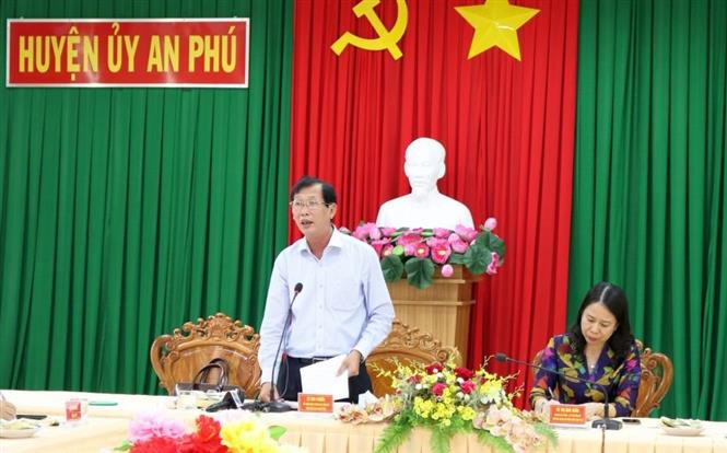 安江省人民委员会副主席黎文福在与安江省5个边境县份举行的工作会议上发表讲话。图自越通社