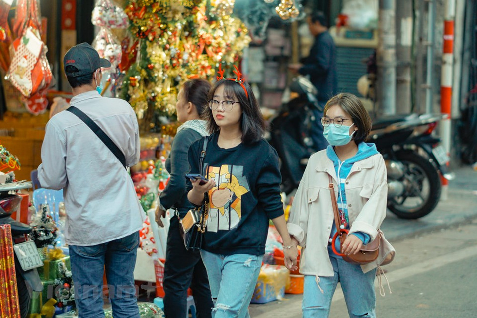 有的人还在这里购买小装饰品，当做拍照装饰品。图自越通社