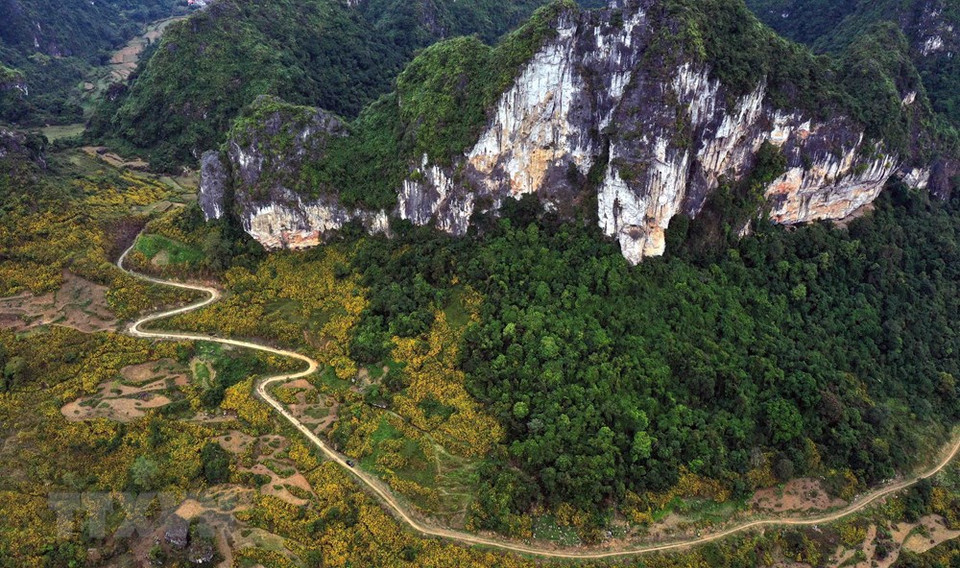 通往重庆县板曰湖的道路。图自：越通社
