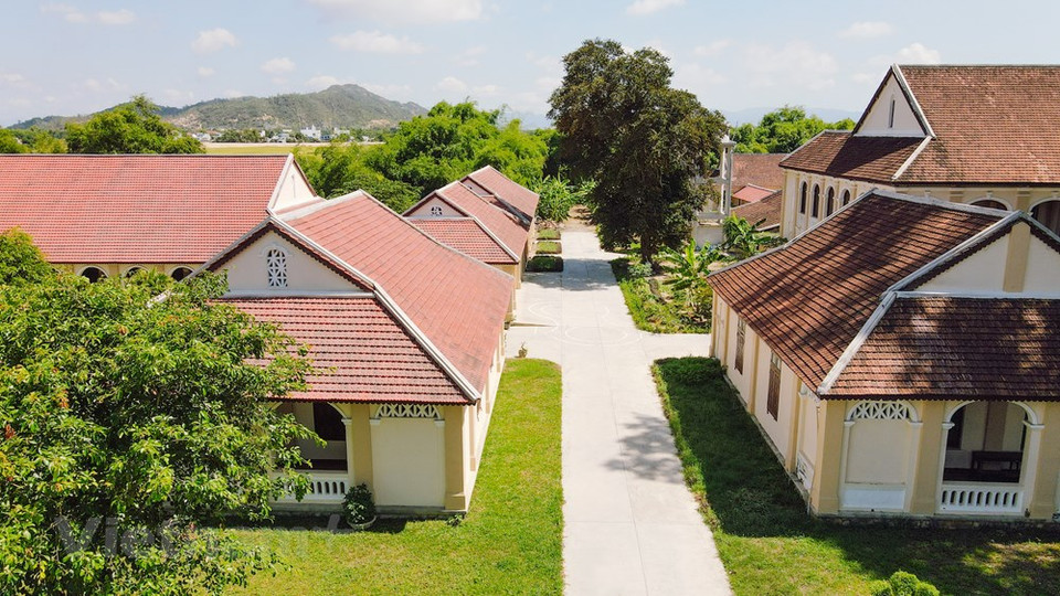目前，村河教堂是平定省有趣的参观景点。（图自越通社/明山）