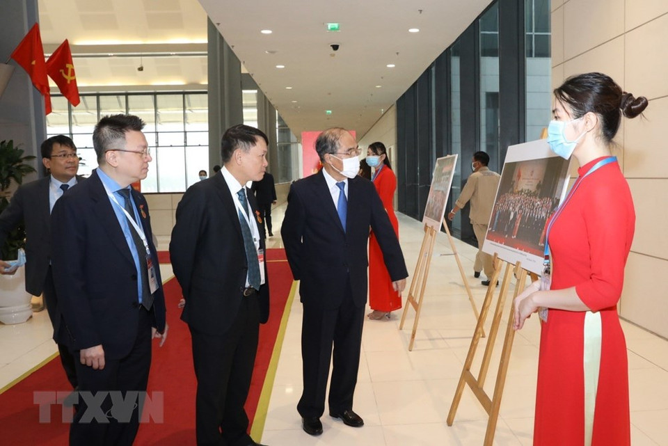 越南通讯社领导向代表们介绍越通社在大会上所展示的资料图。图自越通社