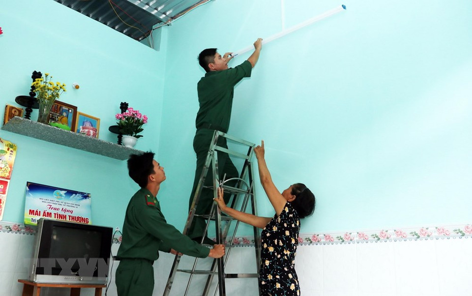 胡志明市边防部队为贫困居民提供协助，为该市经济社会发展、打造智慧城市、提高城市生活质量等作出贡献。图自越通社