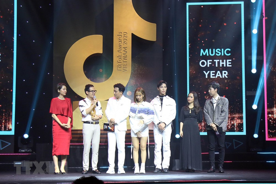 组委会向夺得“2020年最佳音乐奖”的获奖者颁奖。图自越通社
