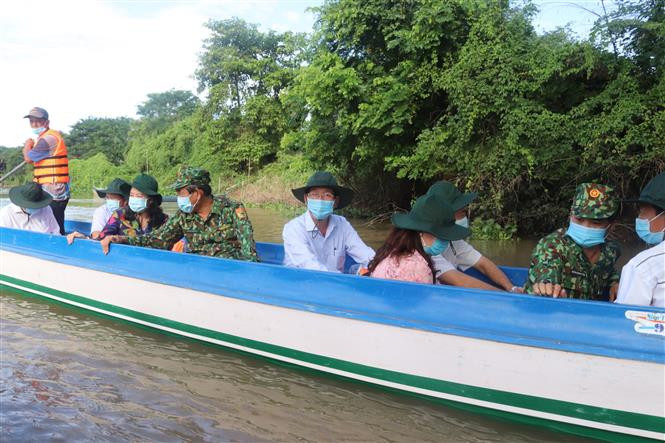 安江省委书记武氏映春在安富县边境地区防疫工作进行实地考察。图自越通社