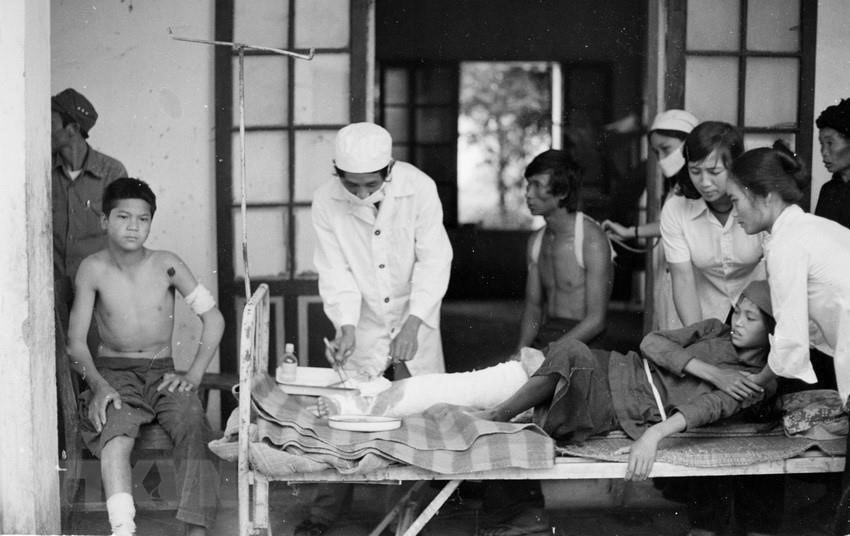 1979年北部边界保卫战期间，河宣省管博县决进乡高中学校很多学生都受了伤。图中：军队医生正给决进乡高中学校的学生治疗。图自越通社