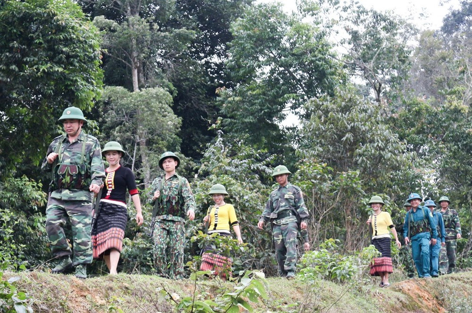 乂安省昆钢县门山边防哨所部队战士与当地少数民族同胞一起在边境展开巡逻活动。图自越通社
