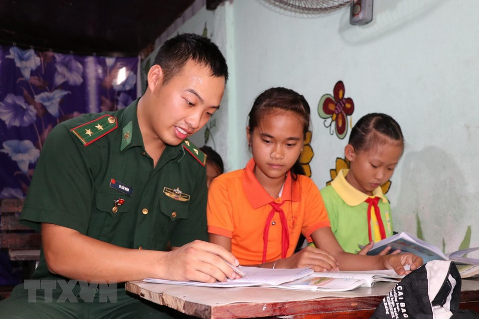 龙安省槟罗港口边防哨所部队给学生们上课。图自越通社
