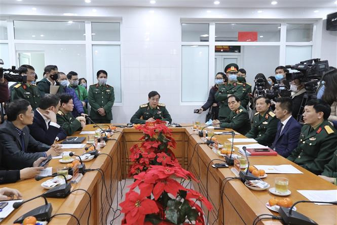 对3名志愿者注射新冠肺炎疫苗之前，军医学院院长杜决中将主持会议，向媒体记者通报相关信息。图自 越通社