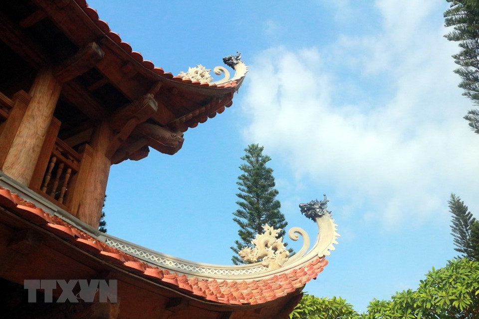 琼林寺屋檐向上弯曲，设计精致，颇具陈朝建筑风格。图自越通社