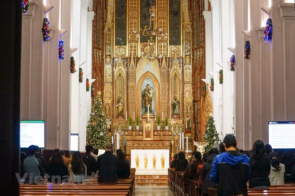 很多教徒已提前到教堂祈祷，愿大家都能迎来一个祥和的圣诞节。图自越通社