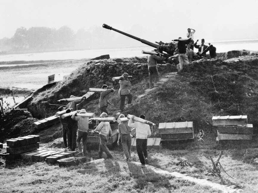 1972年12月份，美国空军发动空中战役，首都军民已勇敢战斗打击侵略者。图自越通社