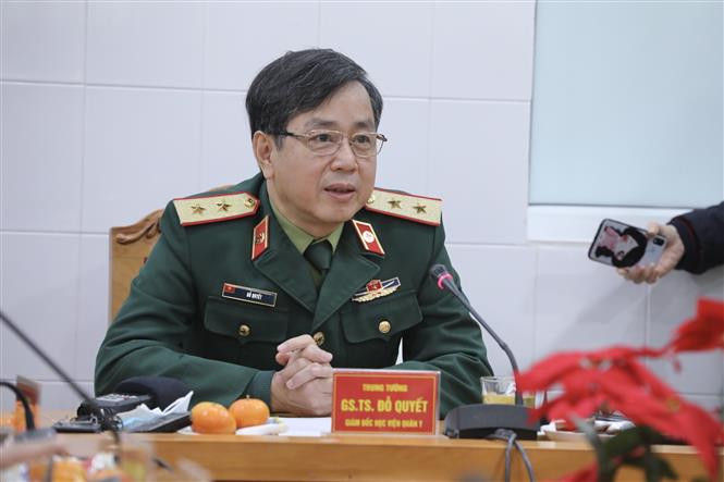 对3名志愿者注射新冠肺炎疫苗之前，军医学院院长杜决中将主持会议，向媒体记者通报相关信息。图自 越通社