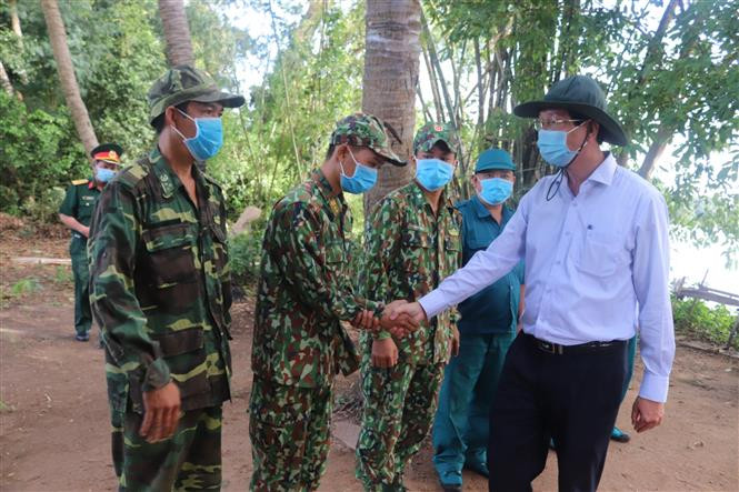 安江省人民委员会副主席黎文福探望慰问安江省安富县富会乡执行防疫任务的干部战士们。图自越通社