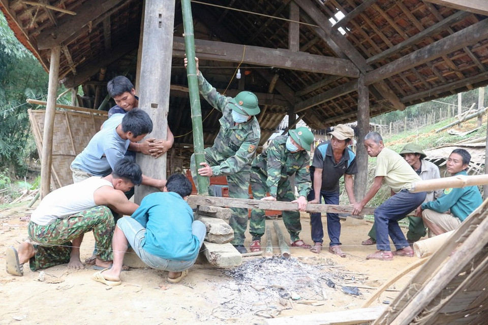 乂安省昆钢县门山边防哨所部队战士帮助当地少数民族同胞盖房。图自越通社