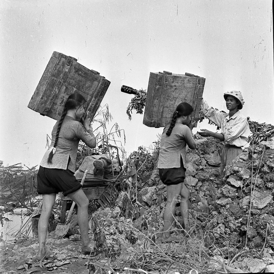 1972年12月份，美国空军发动空中战役，首都军民已勇敢战斗打击侵略者。图自越通社