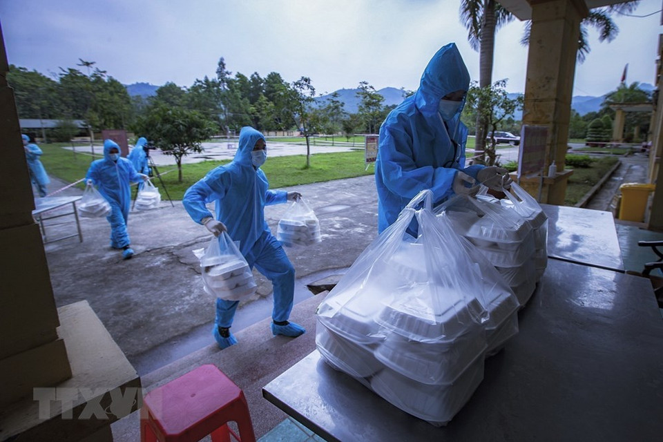 和平省军事学校战士接送完成隔离期的公民。越南人民军队的部队战士们对接受隔离的公民的真心对待已增进了军民之间的感情。图自越通社