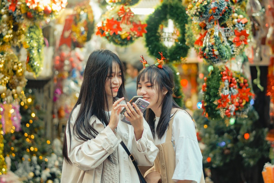 很多年轻人喜欢在这里拍圣诞照。图自越通社