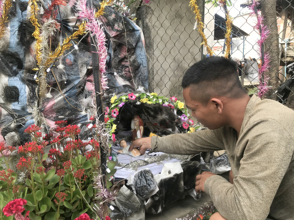 昆嵩省教民忙着为喜迎圣诞节做好准备。图自越通社