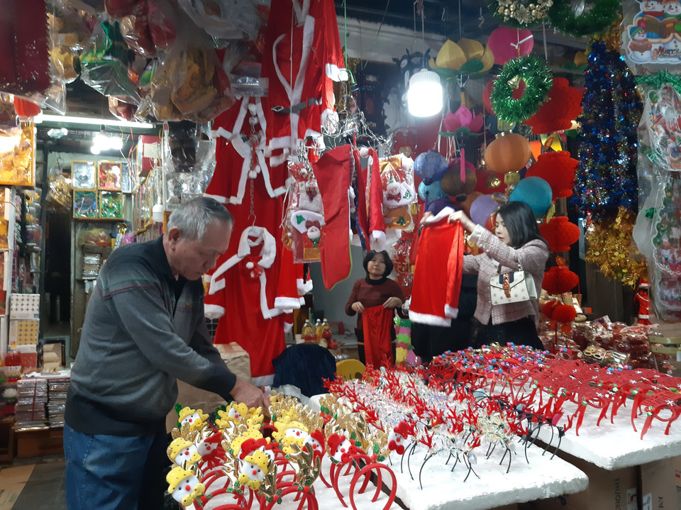 各条街道、贸易购物中心等摆满了各式各样的圣诞装饰品、圣诞礼物和玩具。图自越通社