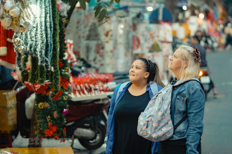 外国游客也来这里感受越南圣诞节的氛围。图自越通社