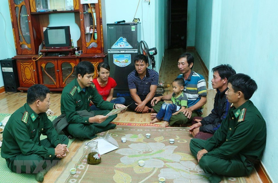 昆嵩省玉回县布依国际口岸边防哨所干部战士们向边境地区居民宣传各项法律政策。图自越通社