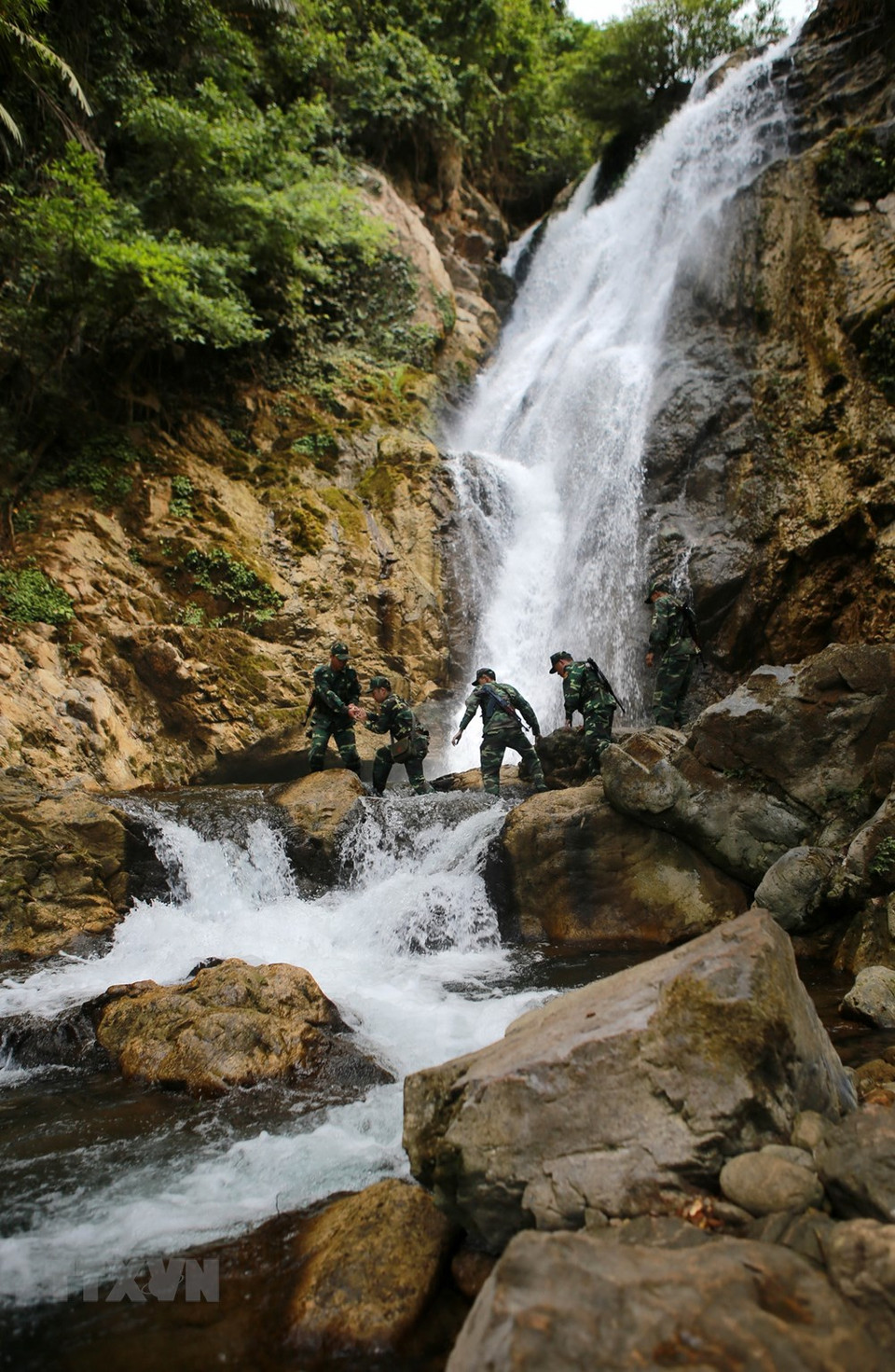 广治省边防部队在边境地区同老挝联合展开共同巡逻活动，为建设强大且安全的边界线作出积极贡献。图自越通社