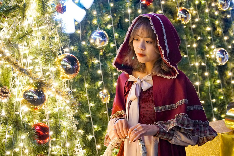 很多年轻人喜欢穿上圣诞主题服装拍照留念。图自越通社