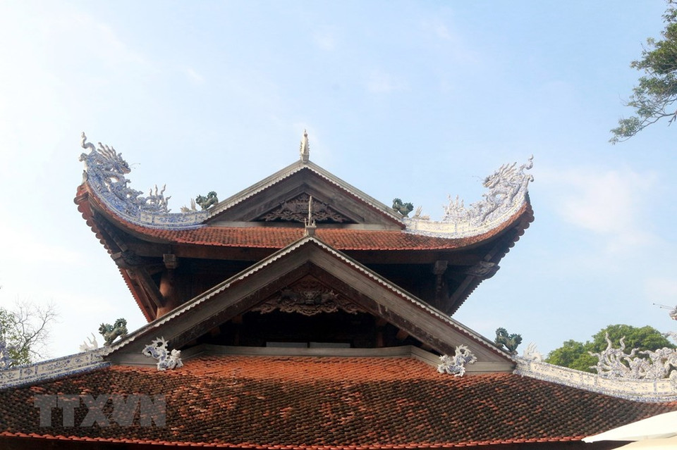 琼林寺屋檐两端弯曲上翘。图自越通社