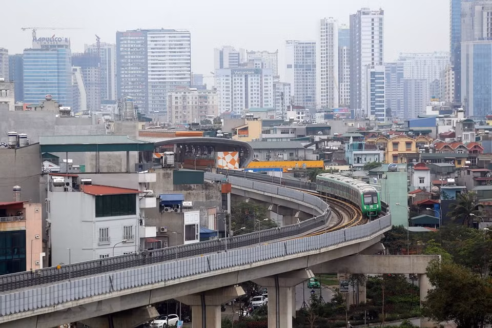 河内轻轨吉灵—河东线设站12座，列车共13列，每列四节车厢，可容纳900余人，列车平均时速为35公里,最高时速达80公里。图自越通社