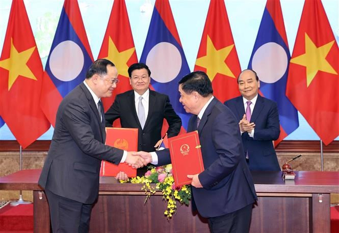阮春福总理与老挝总理通伦•西苏里共同见证2021年越老合作计划协议以及越老政府间联合委员会第43次会议纪要签字仪式。图自 越通社