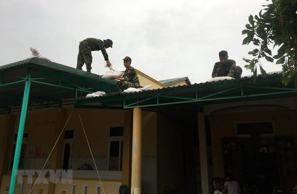 广治省边防部队帮助居民建设坚固的房屋，来应对第5号台风。图自越通社