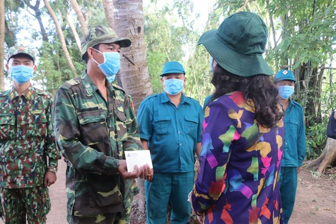 安江省委书记武氏映春探望慰问安江省安富县富会乡执行防疫任务的干部战士们。图自越通社