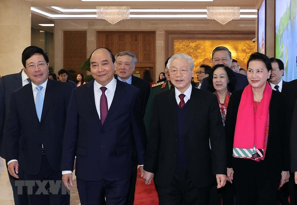政府与各地方全国视频会议是年度举行的会议，对2020年以及2016-2020年阶段经济社会发展情况作出总结，商讨未来发展方向，提出措施有效落实越南第十四届国会关于2021年经济社会发展任务的决议，努力完成后续阶段的发展目 标。图中：越共中央总书记、国家主席阮富仲、政府总理阮春福、国会主席阮氏金银以及诸位代表出席会议。图自 越通社