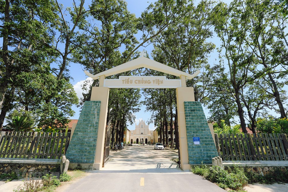 进入教堂大门，游客们就感到像进入欧洲古老之地一样。（图自越通社/明山）