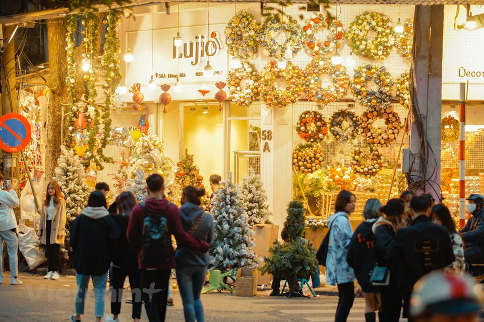 可以说，这几天来到行马街，我们就可以感受到浓浓的圣诞氛围。图自越通社
