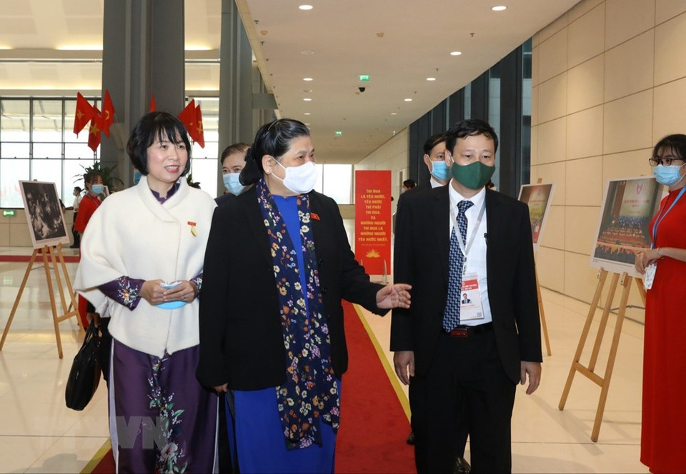 越南通讯社领导向国会常务副主席丛氏放介绍越通社在大会上所展示的资料图。图自越通社