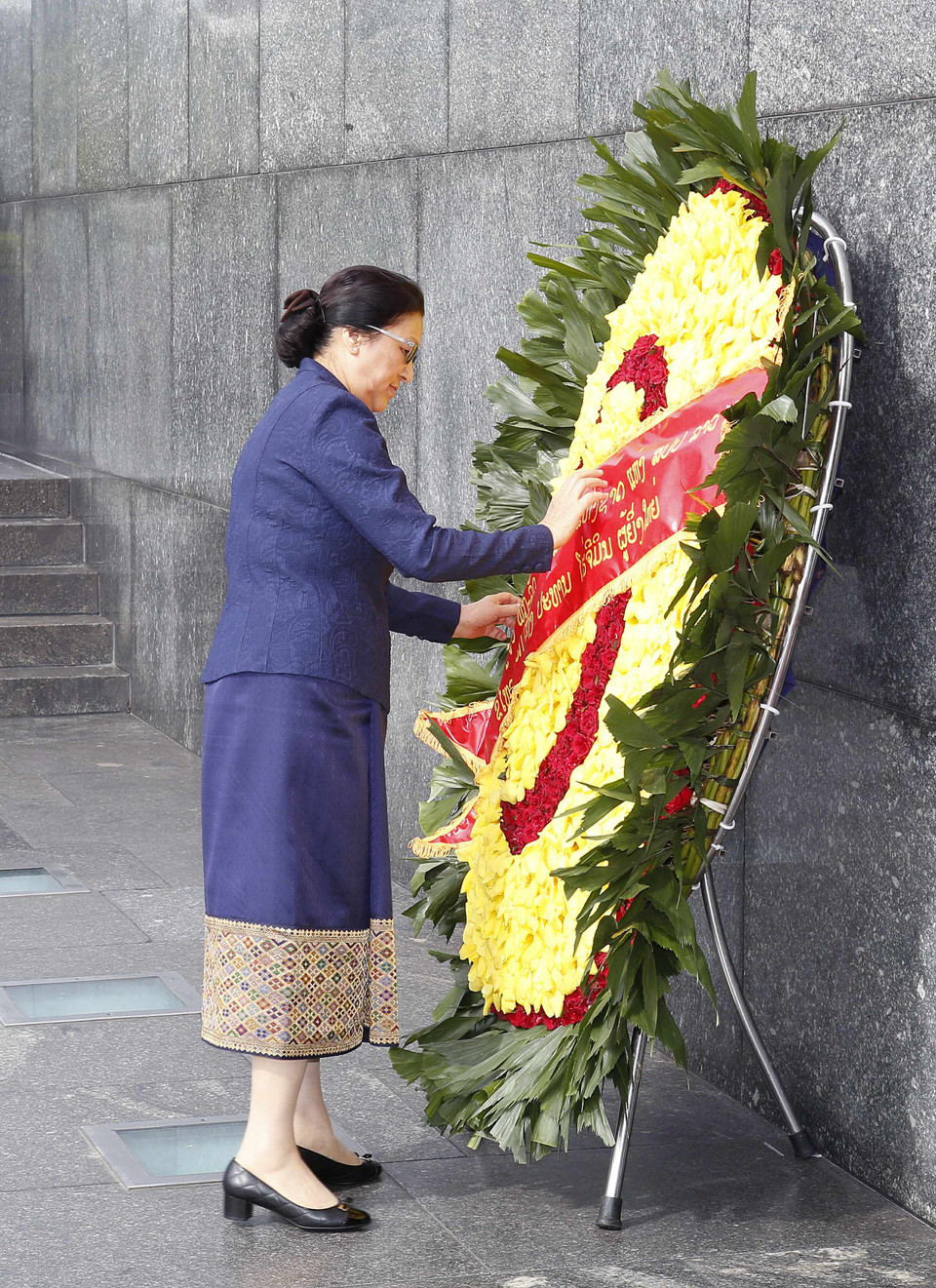 巴妮·亚托杜向胡志明主席敬献花圈。（图片来源：越通社）.