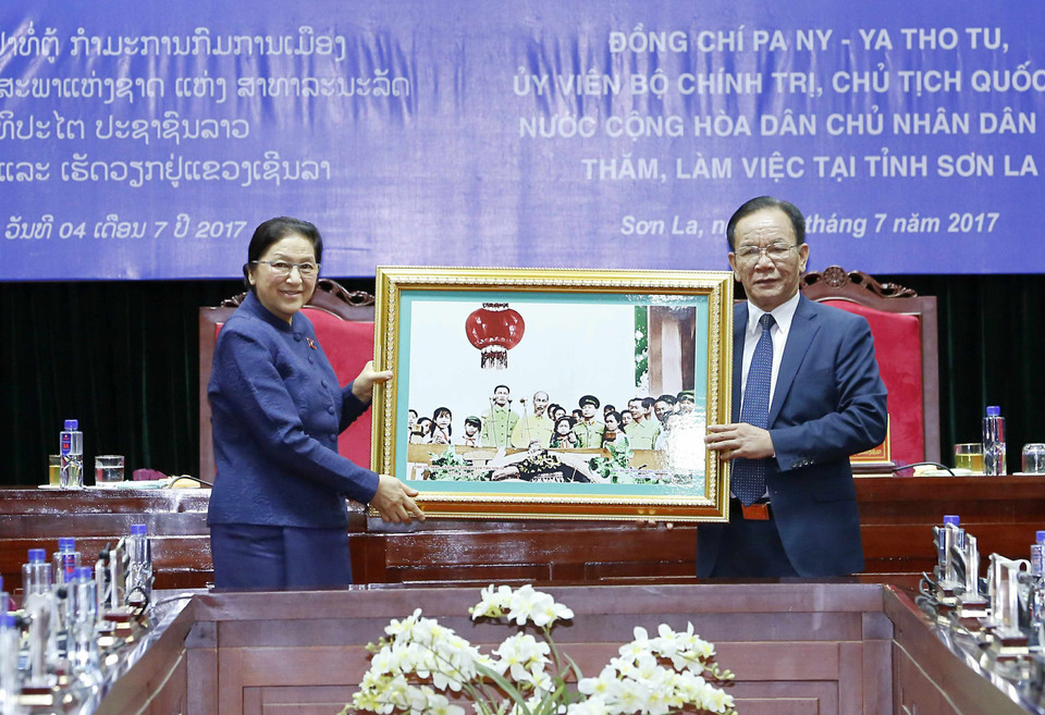 山罗省委书记黄文质向巴尼·亚托杜赠送纪念礼物。（图片来源：越通社）