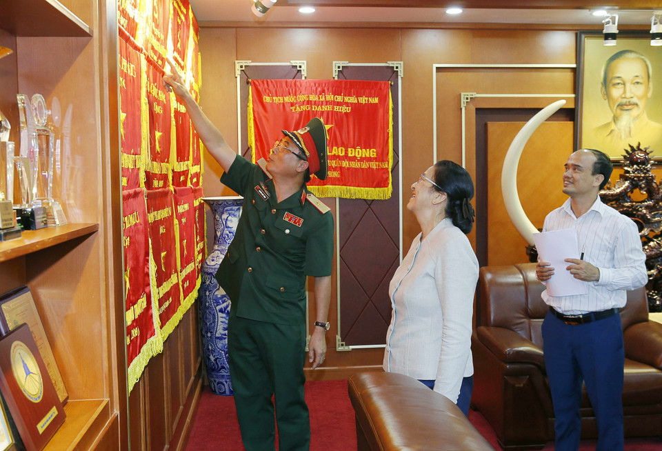 巴尼·亚托杜参观越南国防部11号军团纪念室。