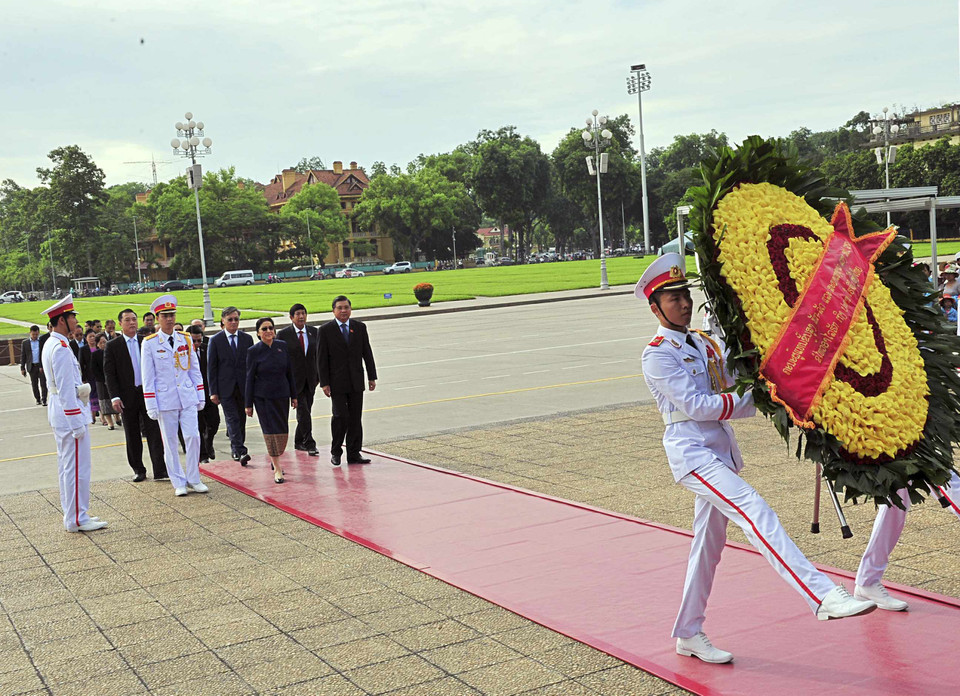 巴妮·亚托杜一行前来胡志明主席陵墓瞻仰胡志明主席遗容。（图片来源：越通社）